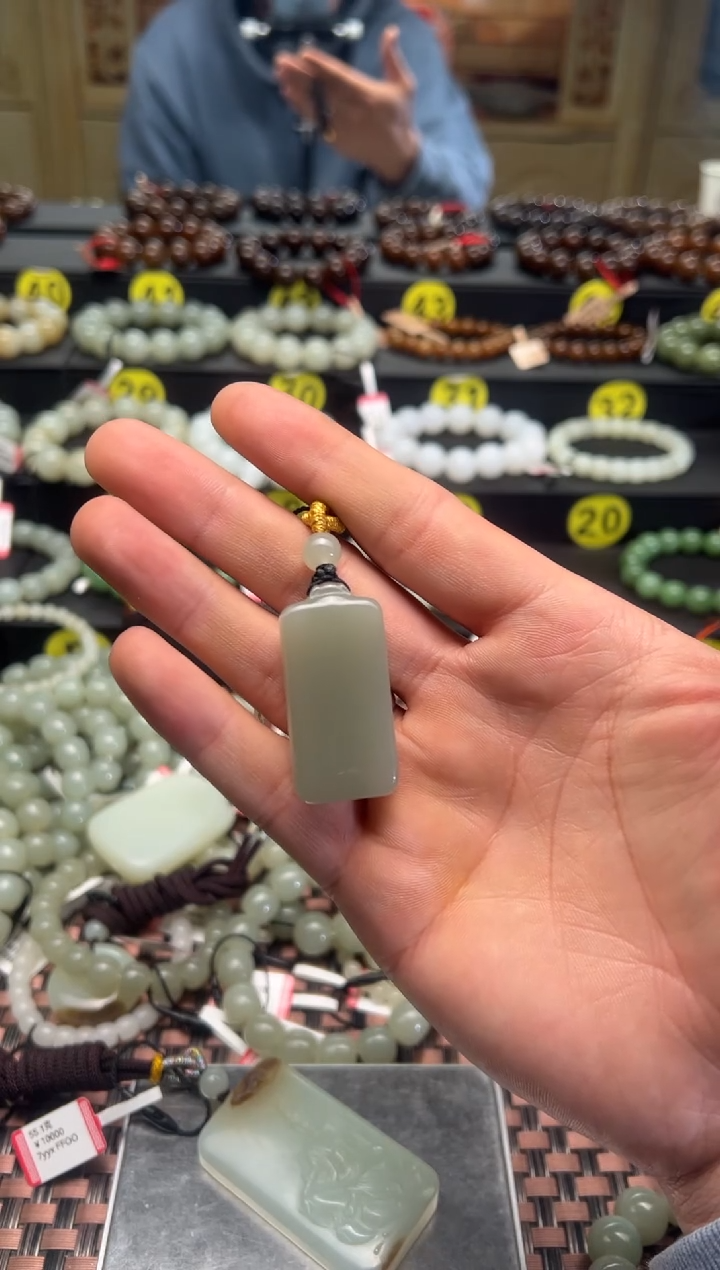 【闪购商品】和田玉吊坠(赠链)未镶嵌且末料青白玉随形吊坠卡22克