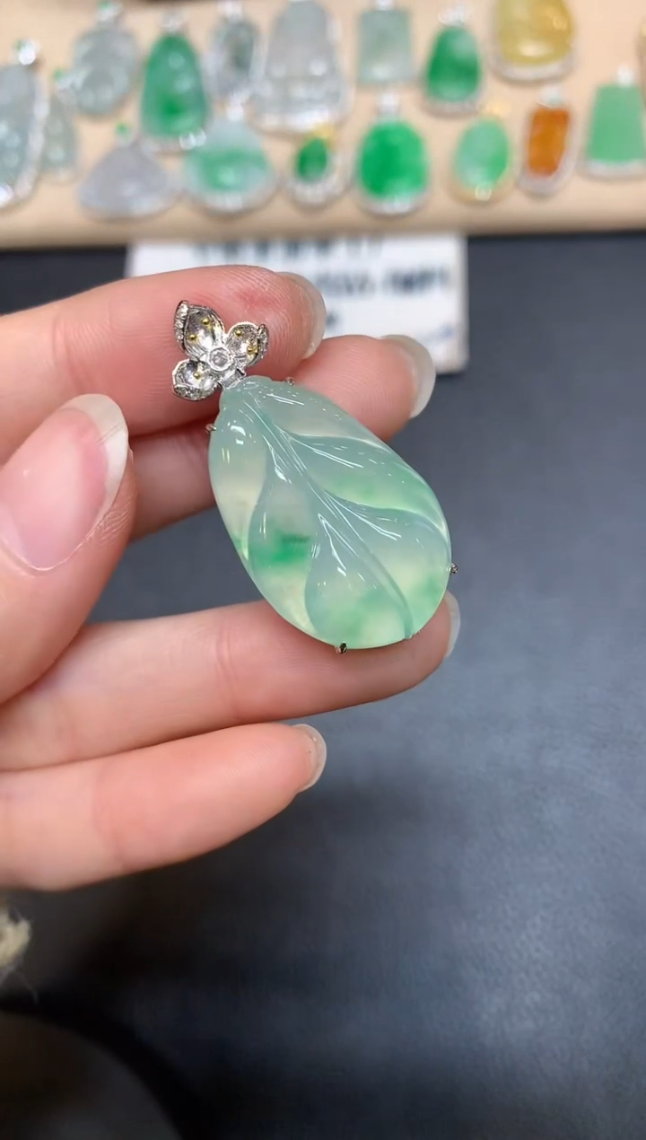 【闪购商品】翡翠颈饰18K金镶嵌芭蕉叶【无服务费