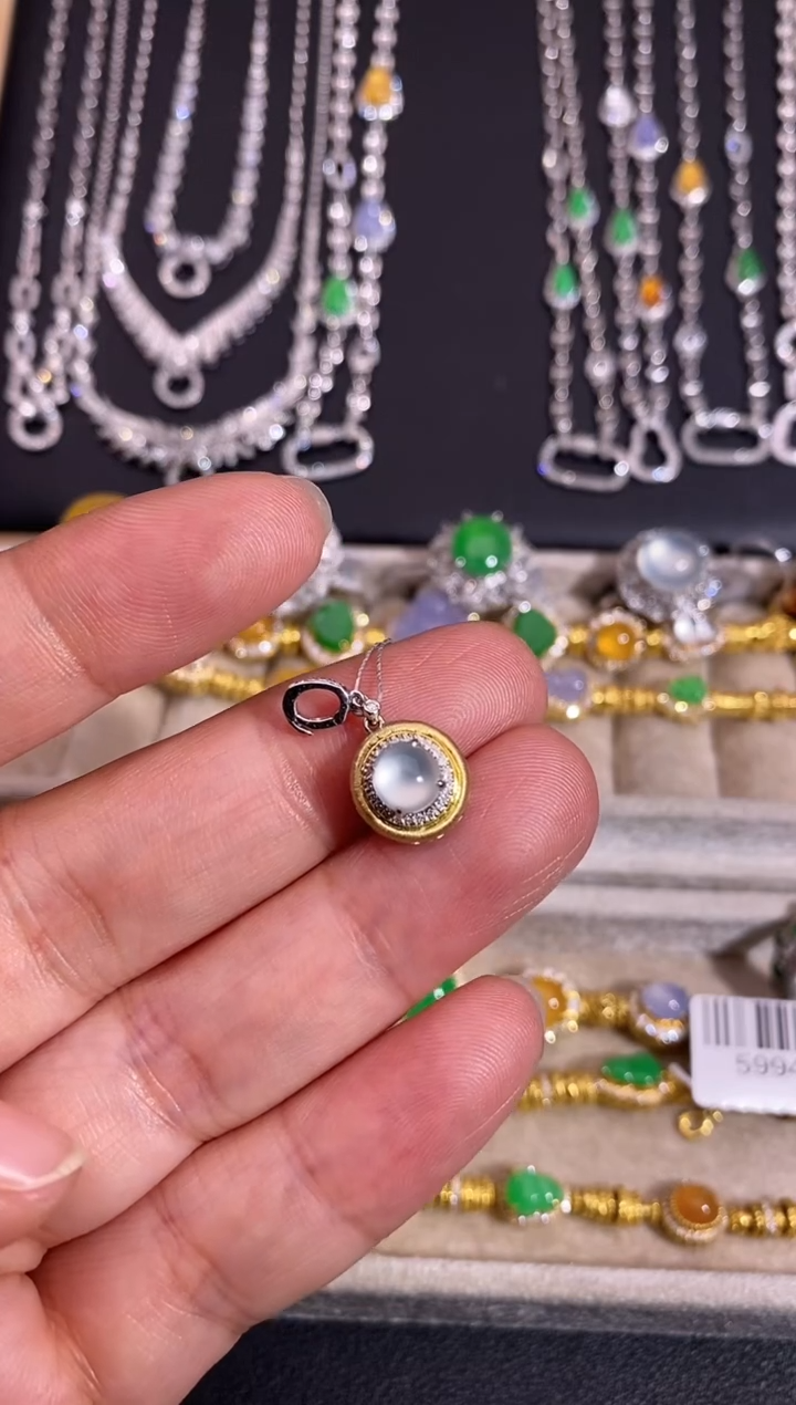 颈饰18K金镶嵌翡翠吊坠