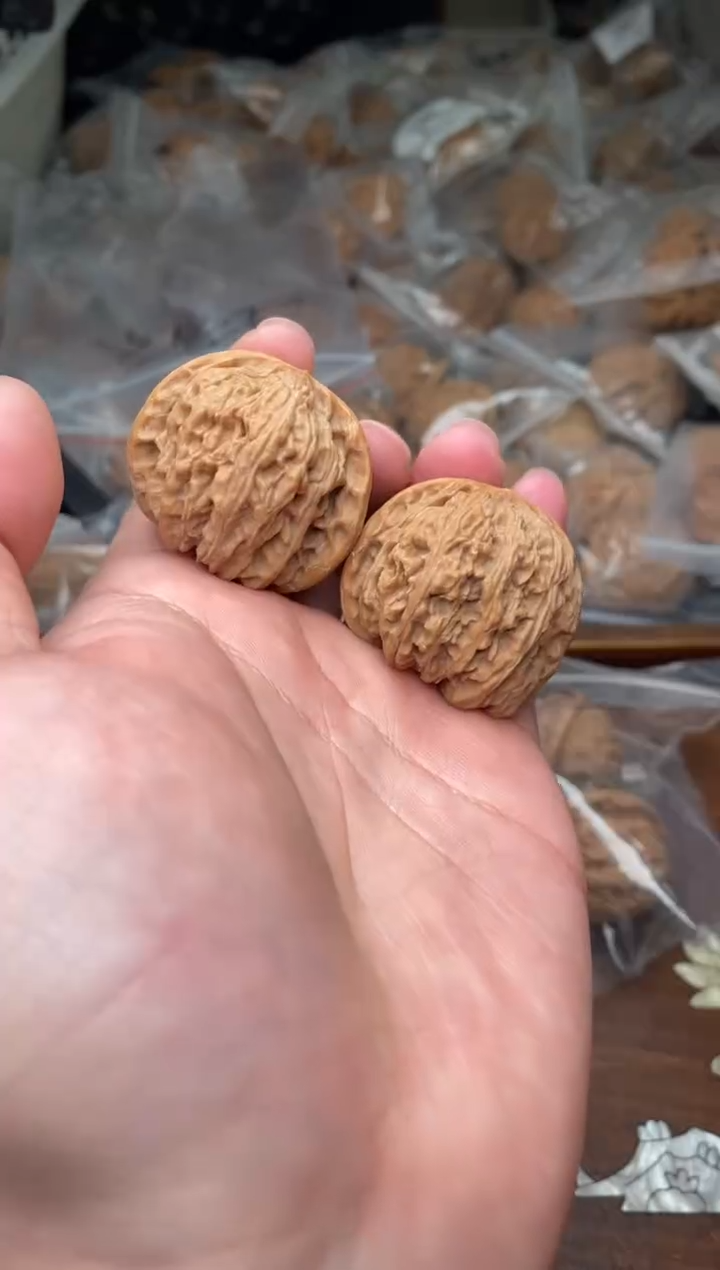 【闪购商品】文玩核桃把件G16号密纹36尺.团