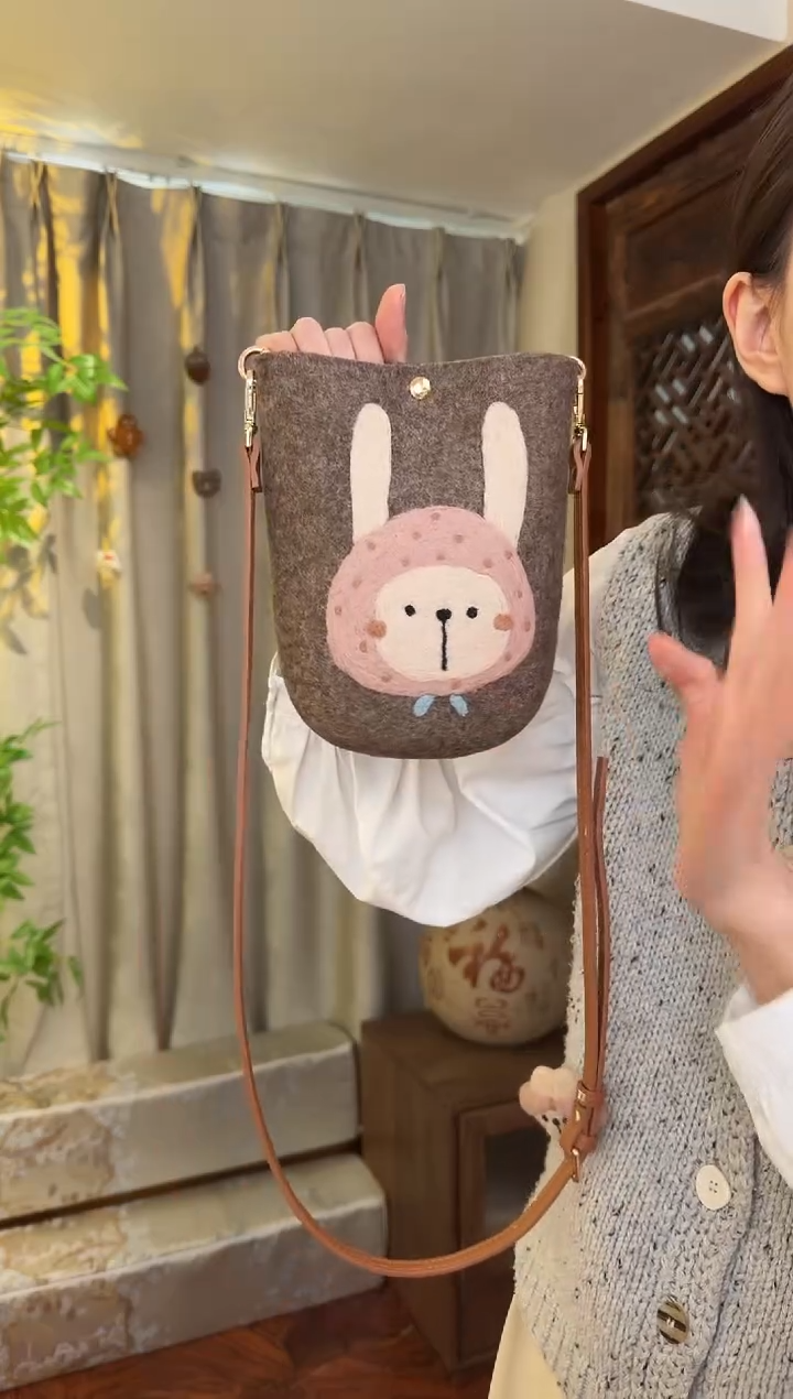 羊毛非遗羊毛毡包 手机包兔子