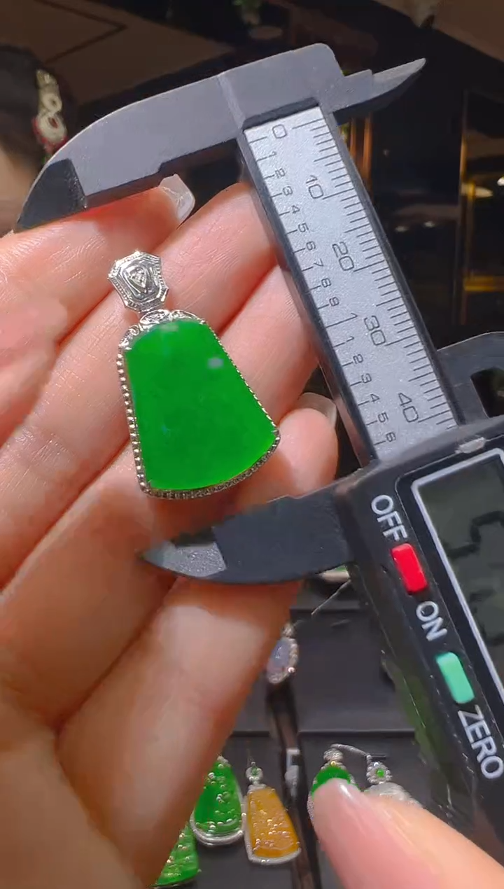 【闪购商品】翡翠吊坠(赠链)18K金镶嵌140    