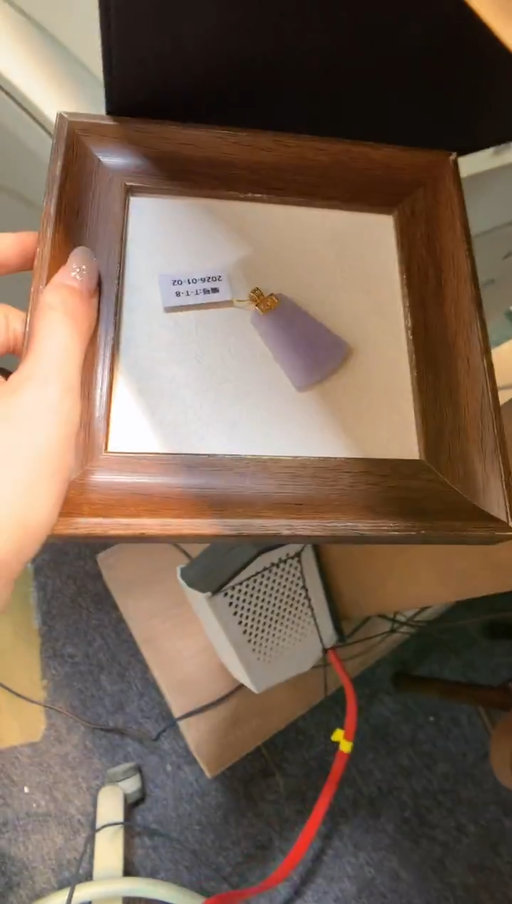 颈饰18K金镶嵌翡翠无事牌