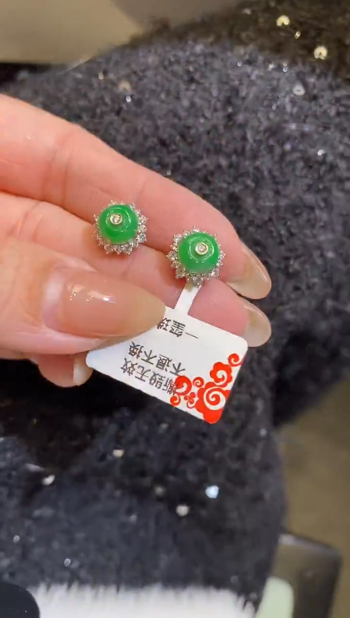 18K金镶嵌翡翠耳饰大**皮耳钉
