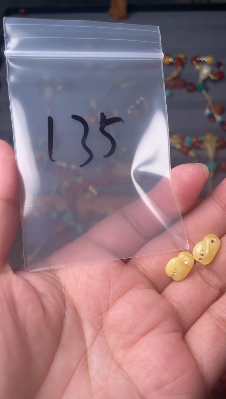 未镶嵌蜜蜡裸石135