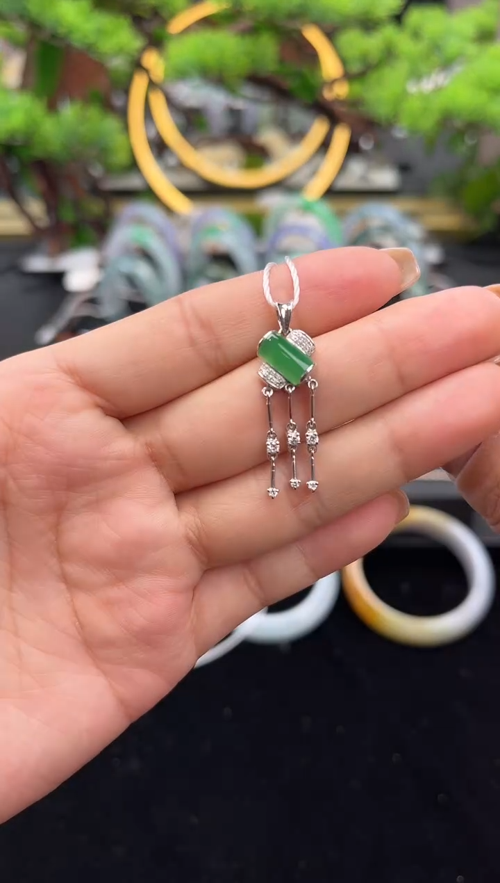 颈饰18K金镶嵌翡翠吊坠