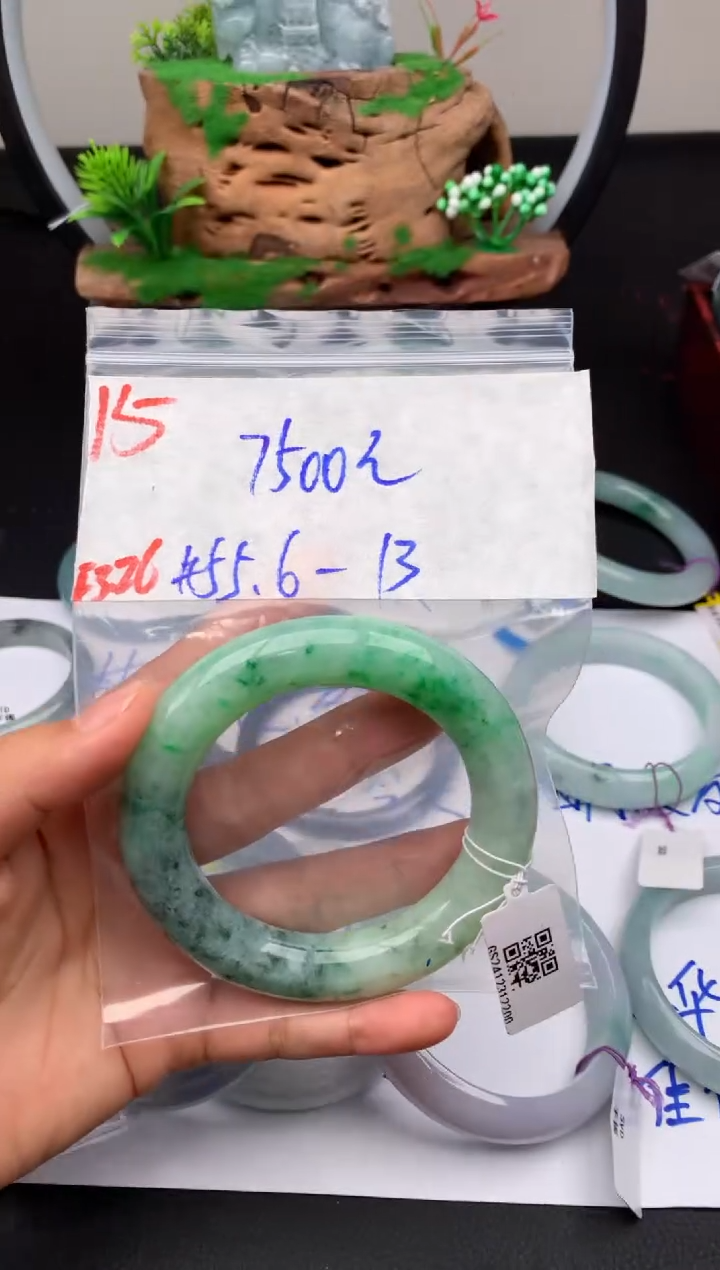 定制翡翠未镶嵌毛货需精细抛光拍一发一