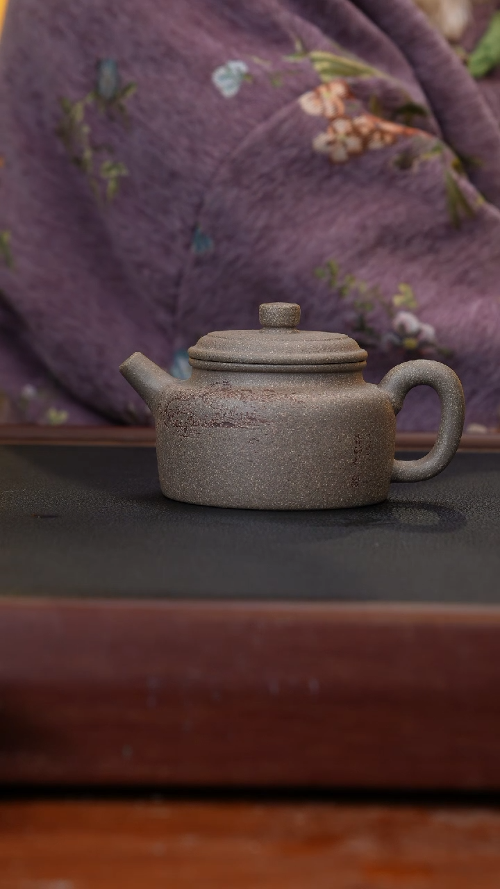 茶壶紫砂大亨德钟180C原矿蟹壳青手工刻绘山水