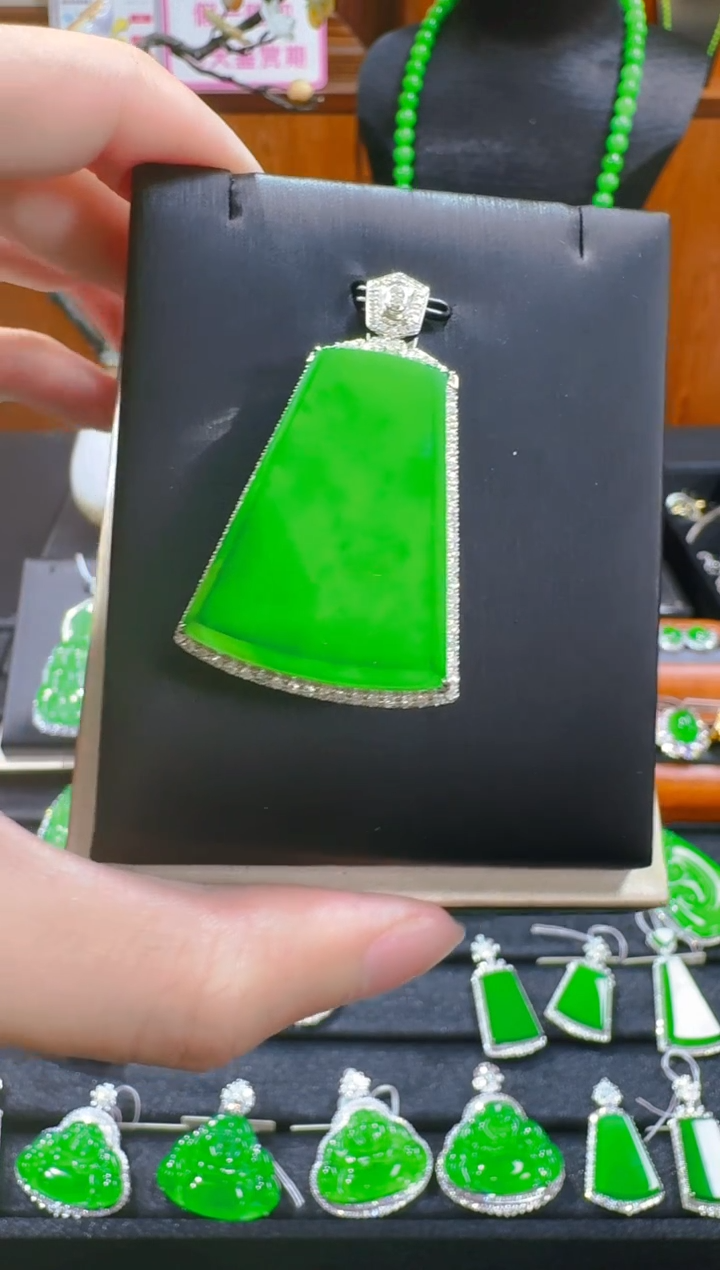 【闪购商品】翡翠吊坠(赠链)18K金镶嵌天然a货翡翠
