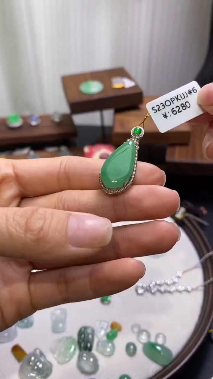 【闪购商品】翡翠颈饰18K金镶嵌福瓜