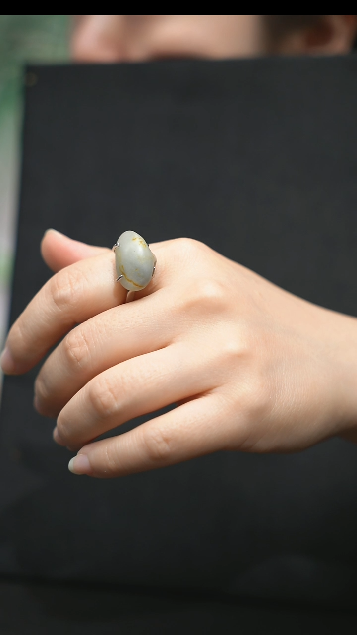 颈饰未镶嵌和田玉戒指