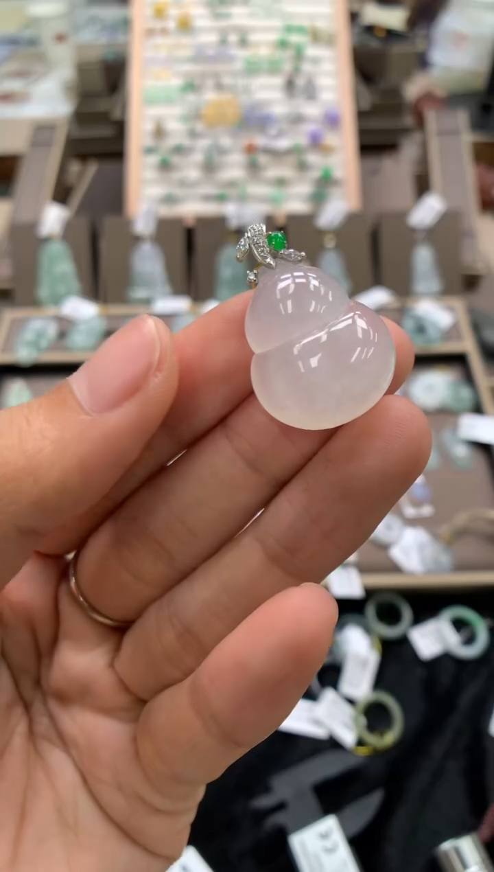 颈饰18K金镶嵌翡翠葫芦