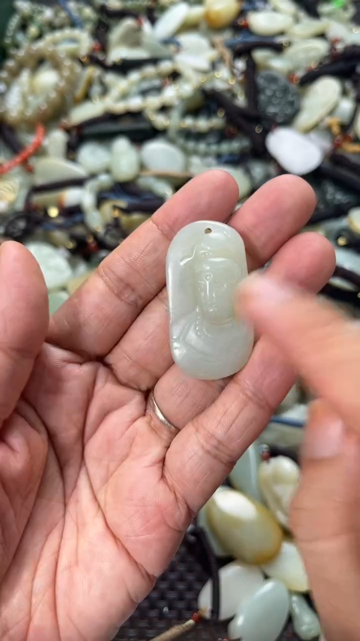 和田玉未镶嵌颈饰（多样性发一件）没有证书有瑕