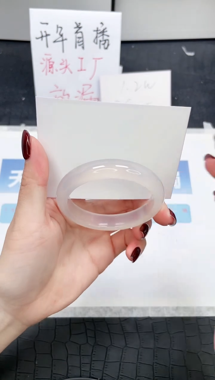 【闪购商品】石英质玉手镯未镶嵌Q80-52.5