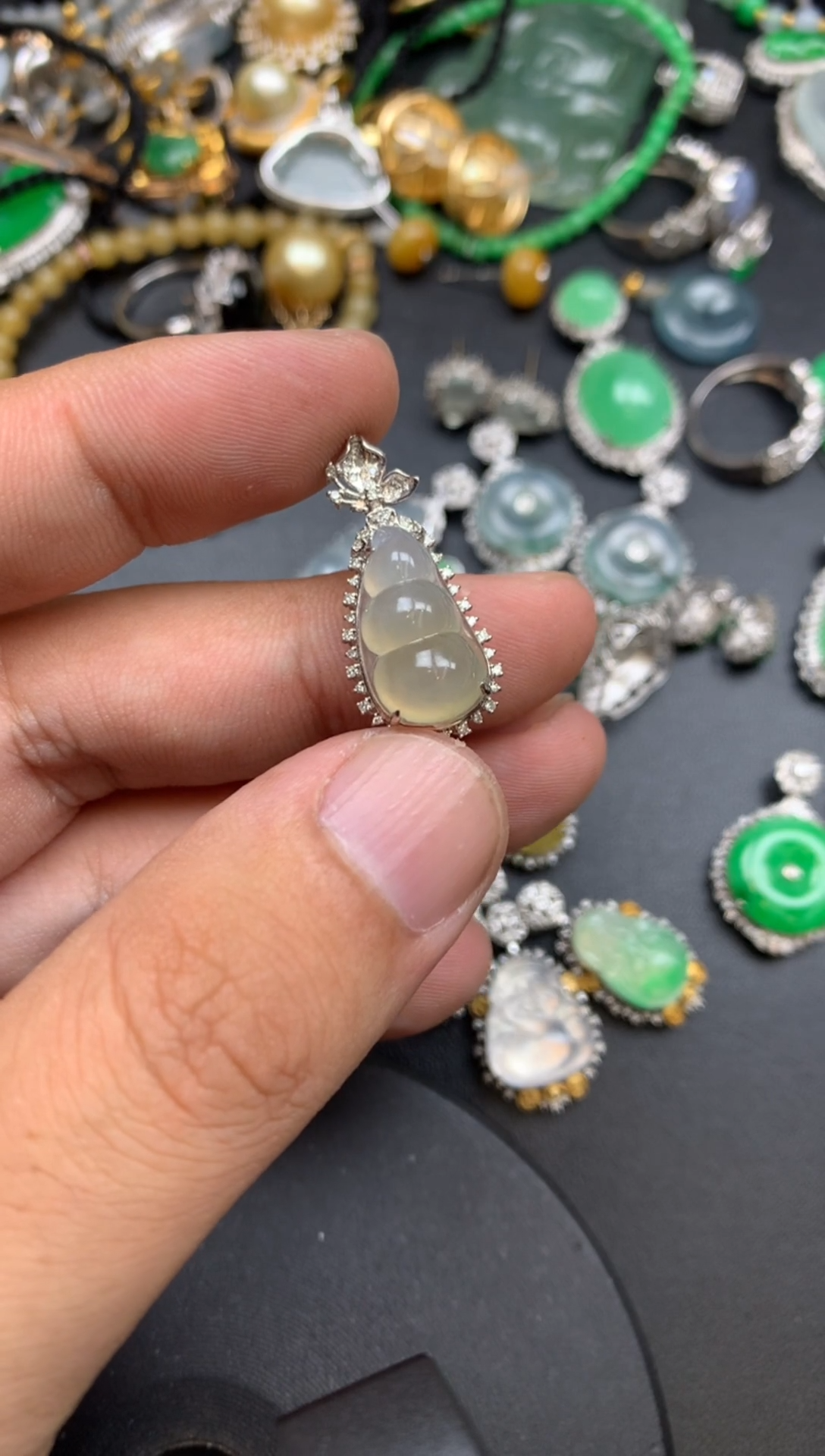 颈饰18K金镶嵌翡翠圣****鱼傻丫头商品不退不换