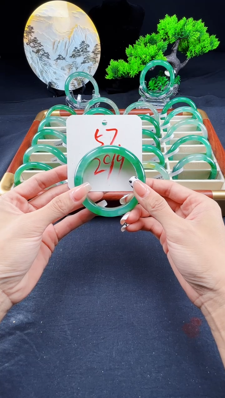 未镶嵌手镯石英质玉（非洲翠）手镯