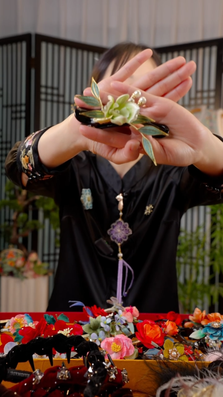 刺绣非遗手工饰品