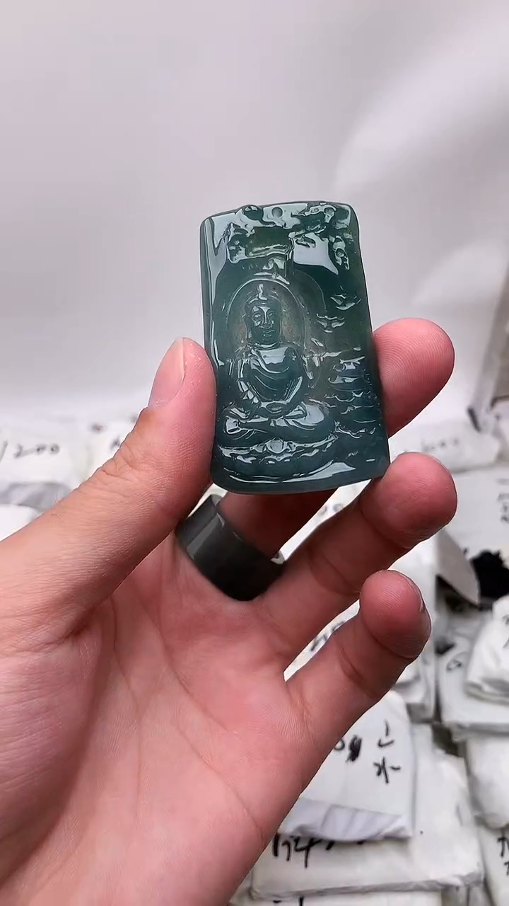 翡翠未镶嵌颈饰大日