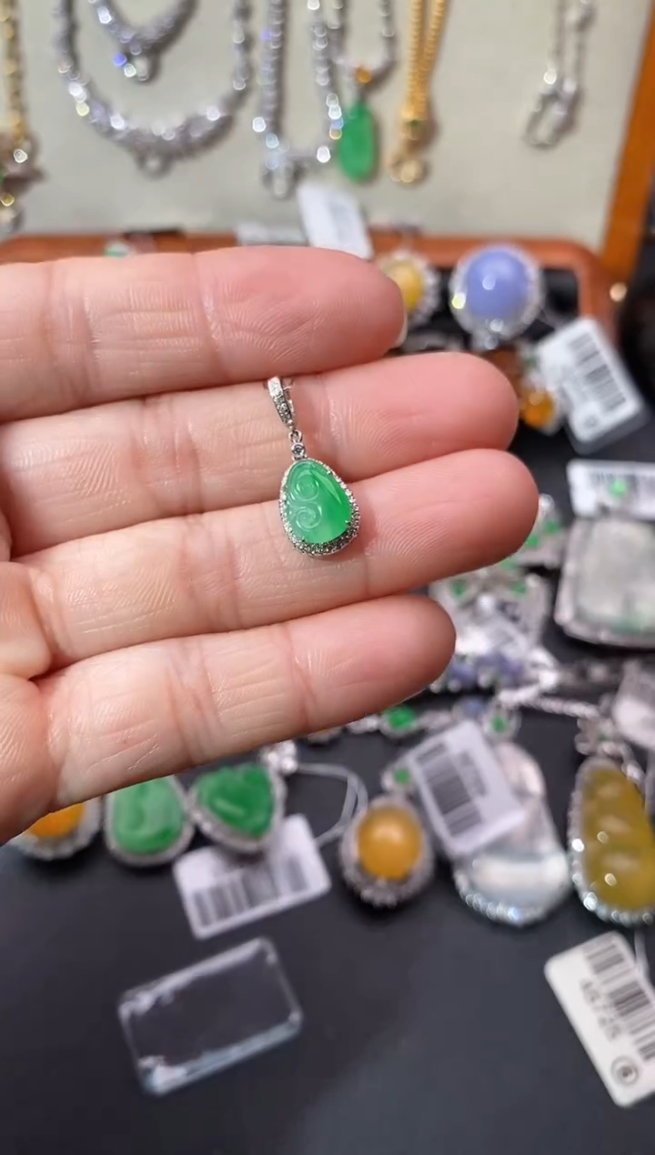 【闪购商品】翡翠吊坠(不含链)18K金镶嵌吊坠