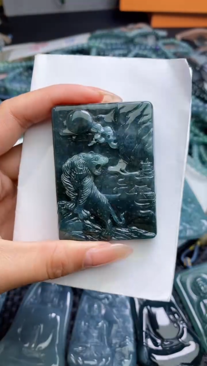 【闪购商品】翡翠颈饰未镶嵌           