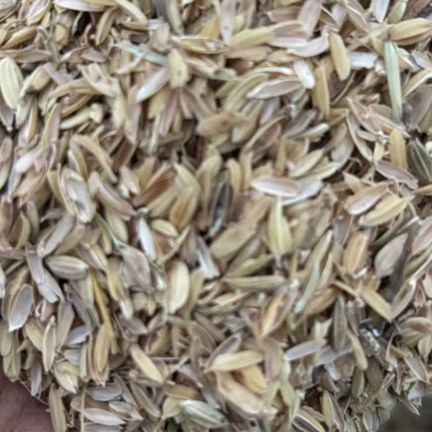 未发酵羊粪、稻壳：低含水率、有少量粉末、有一些秸秆，介意勿拍