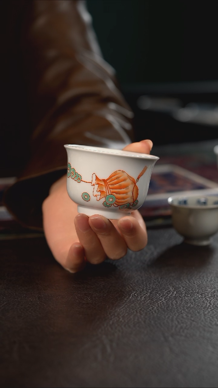 云霞珍藏古彩钱多多炉式杯