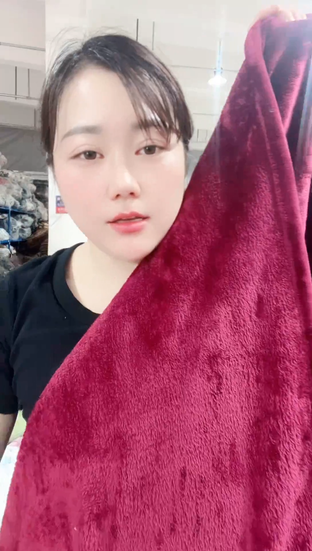 混纺主播手上展示产品