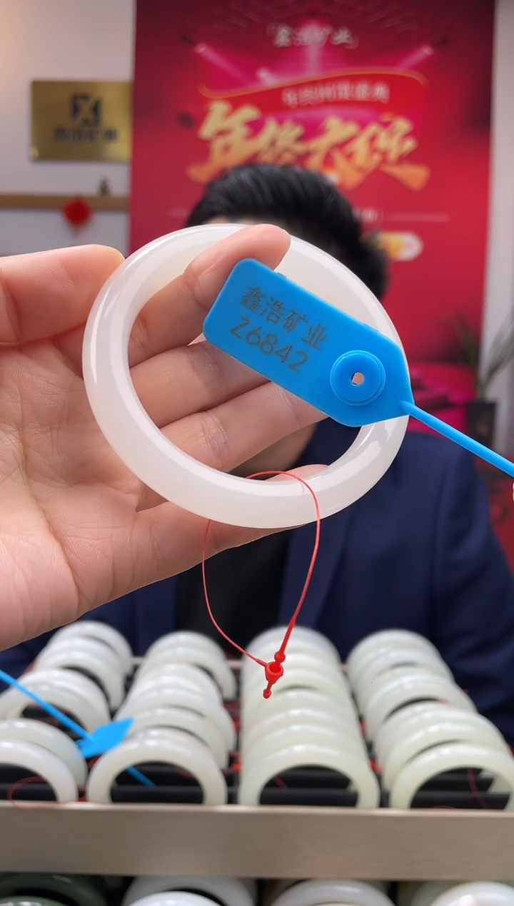 【闪购商品】和田玉手镯未镶嵌白胶猫 Z6842 圈口58