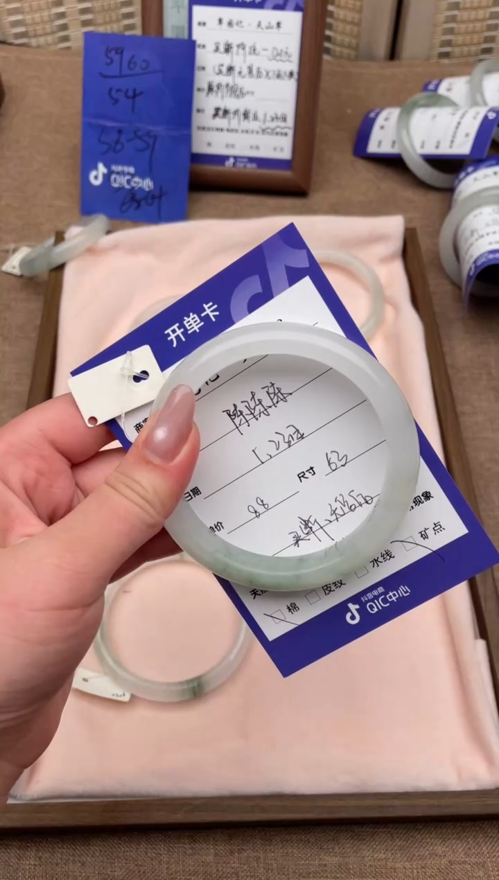 【闪购商品】石英质玉手镯未镶嵌微瑕