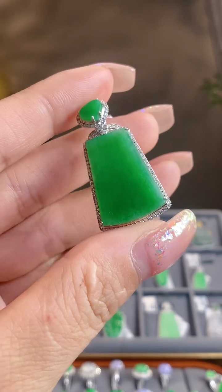 翡翠18K金镶嵌颈饰无事牌