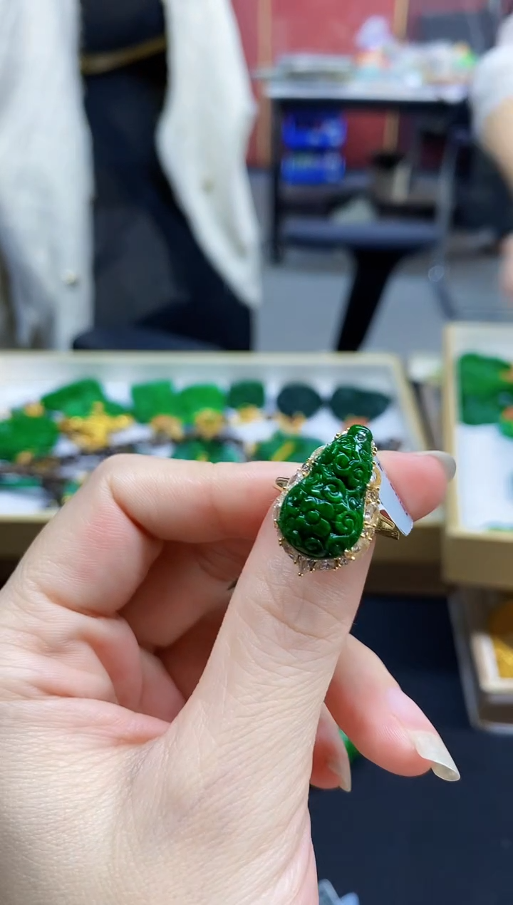 颈饰未镶嵌翡翠普**斯戒指