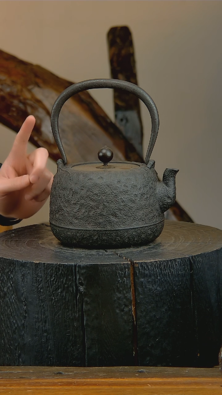 别看我人不正经。壶，正儿八经！