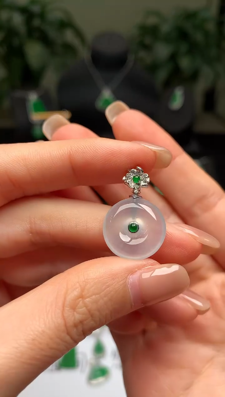 颈饰18K金镶嵌翡翠平安扣