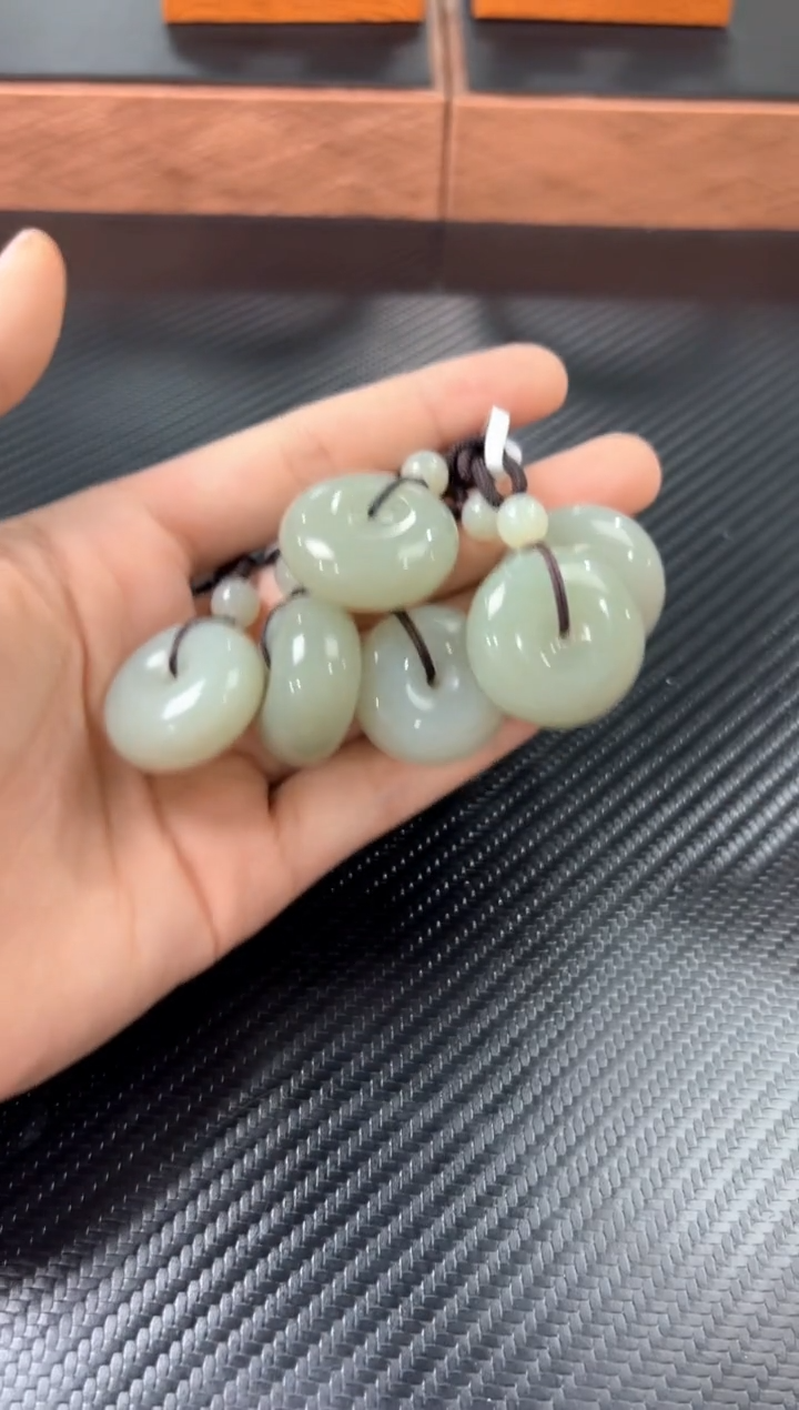 吊坠(赠链)未镶嵌和田玉且末微色差近矿平安扣多样性发货拍一发一