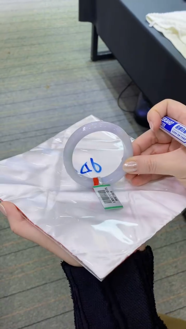 【闪购商品】翡翠手镯未镶嵌               