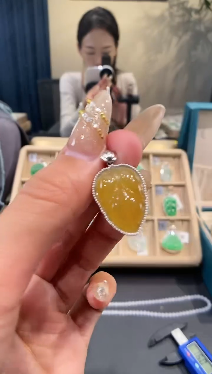 【闪购商品】翡翠吊坠(不含链)18K金镶嵌叶子