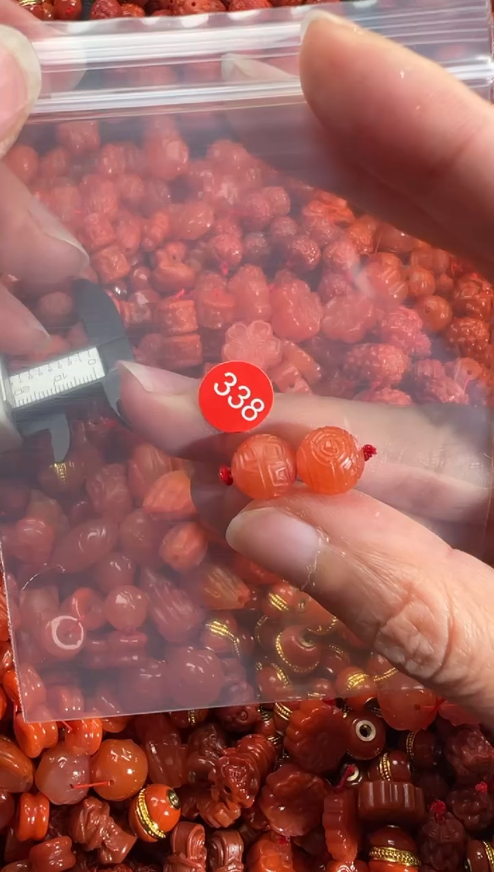 南红玛瑙未镶嵌颈饰1