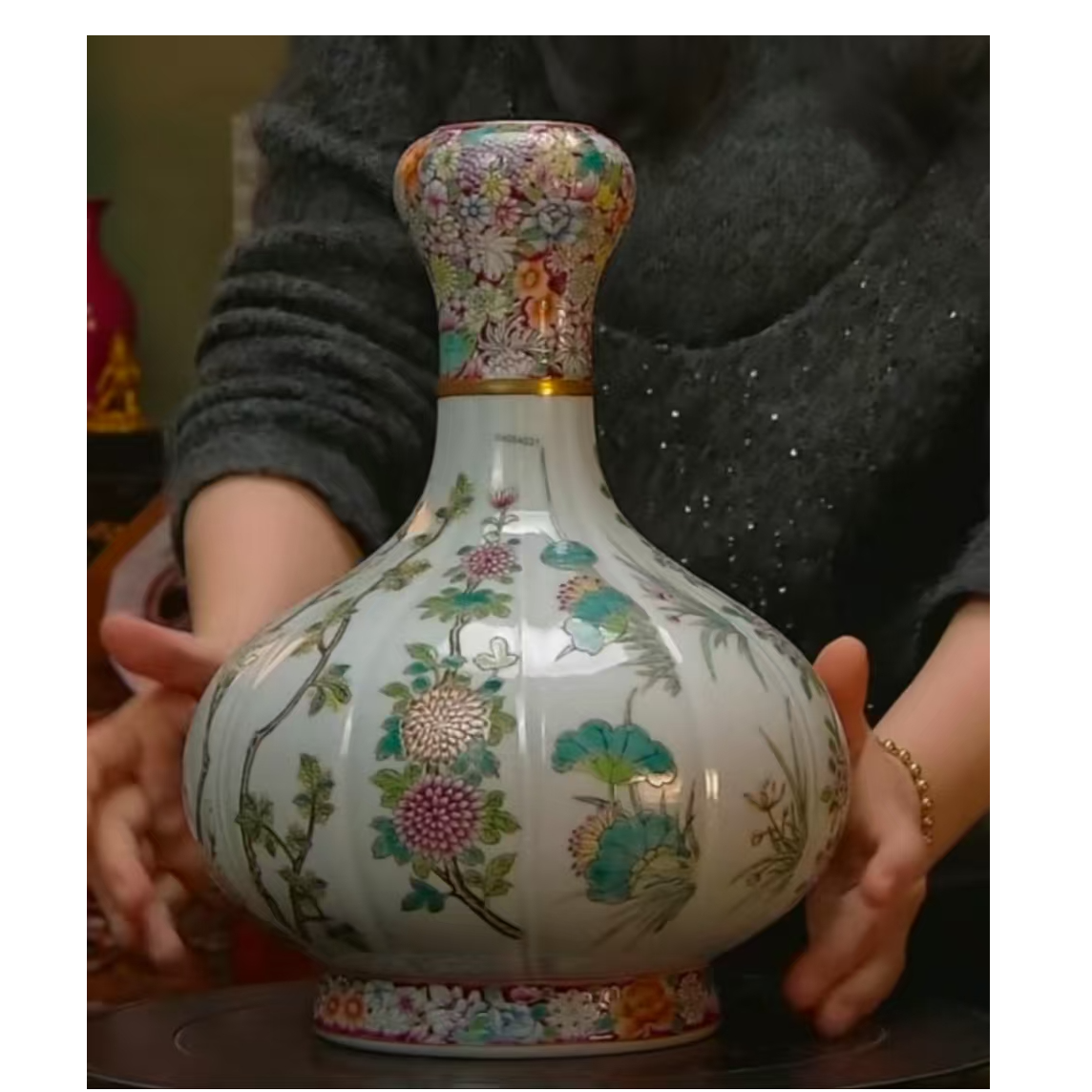 清  粉彩十二花卉瓜棱蒜头瓶