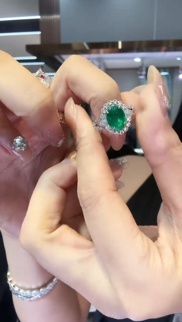18K金镶嵌戒指祖母绿2.15ct