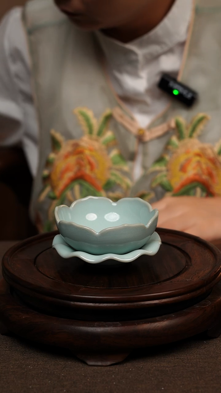 瓷片天青色莲花茶漏 微瑕 不带礼盒