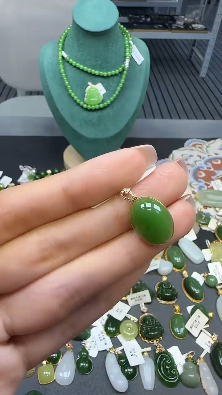 18K金镶嵌和田玉挂件1