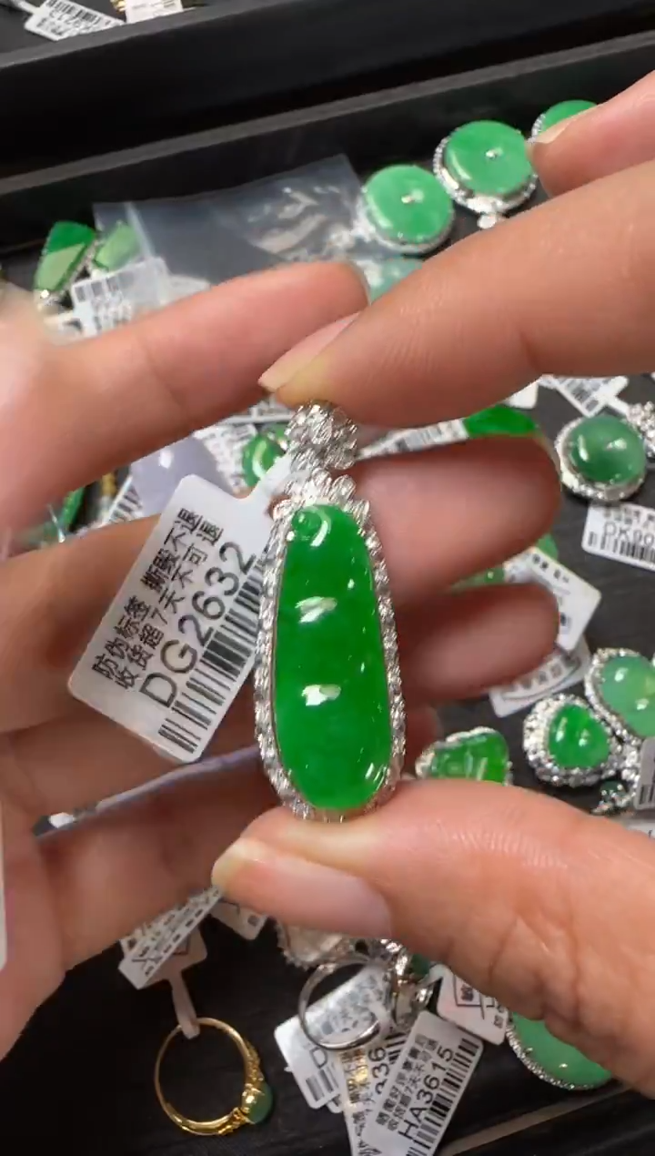 颈饰18K金镶嵌翡翠DG2632辣绿富贵豆