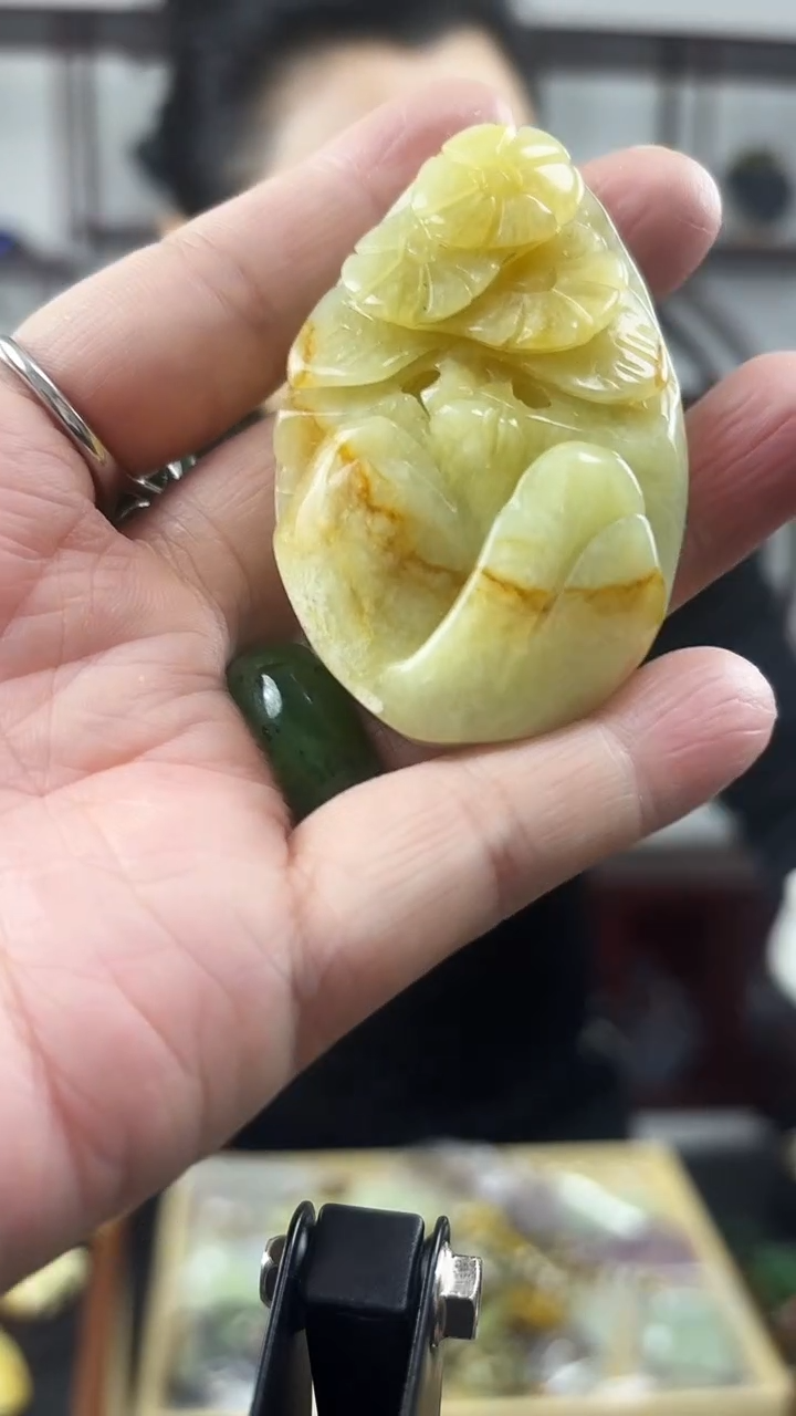 未镶嵌岫玉颈饰1