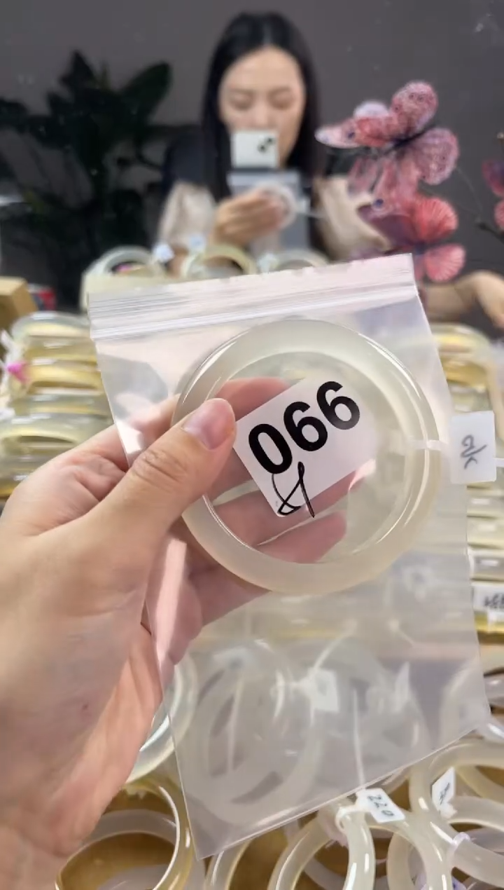 玛瑙/玉髓手镯未镶嵌066