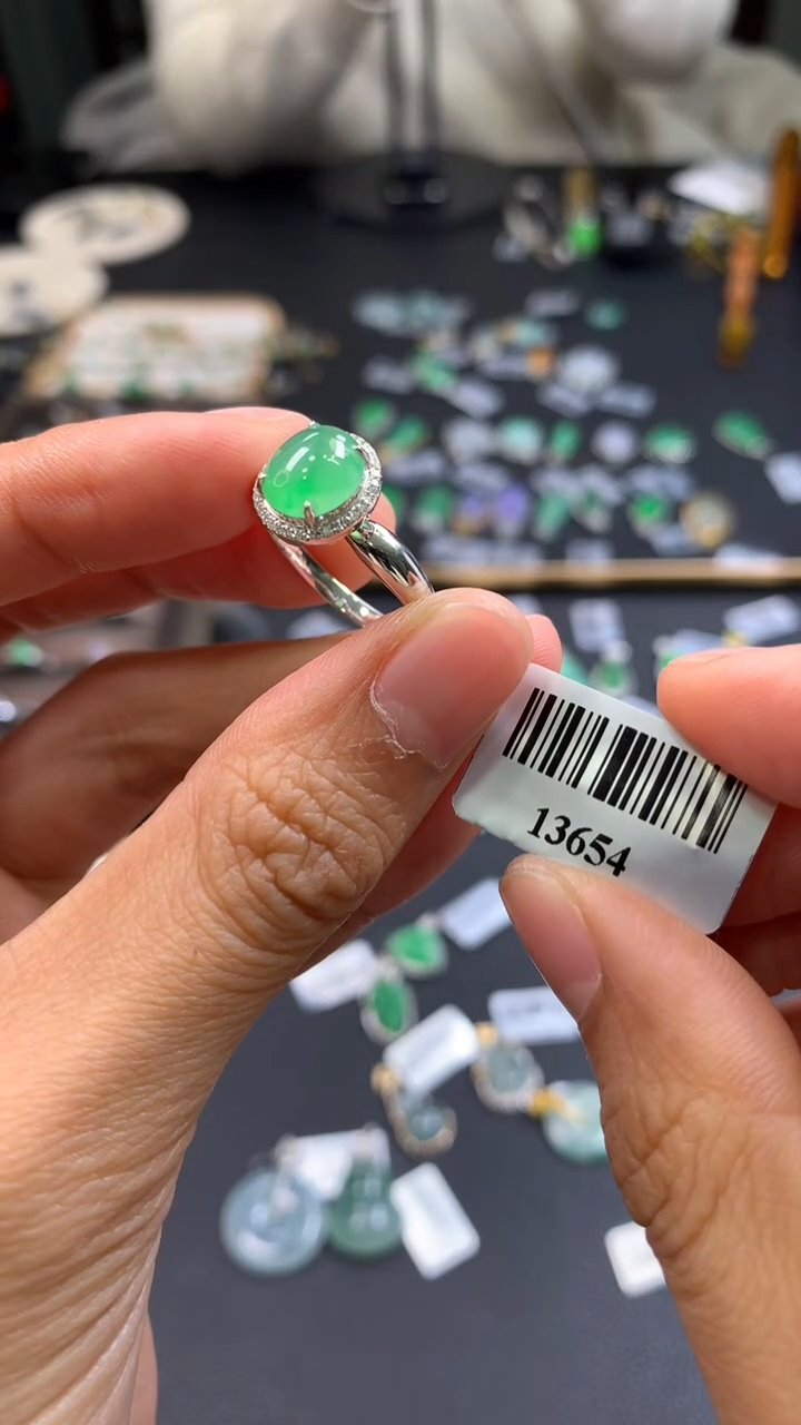 颈饰18K金镶嵌翡翠13654