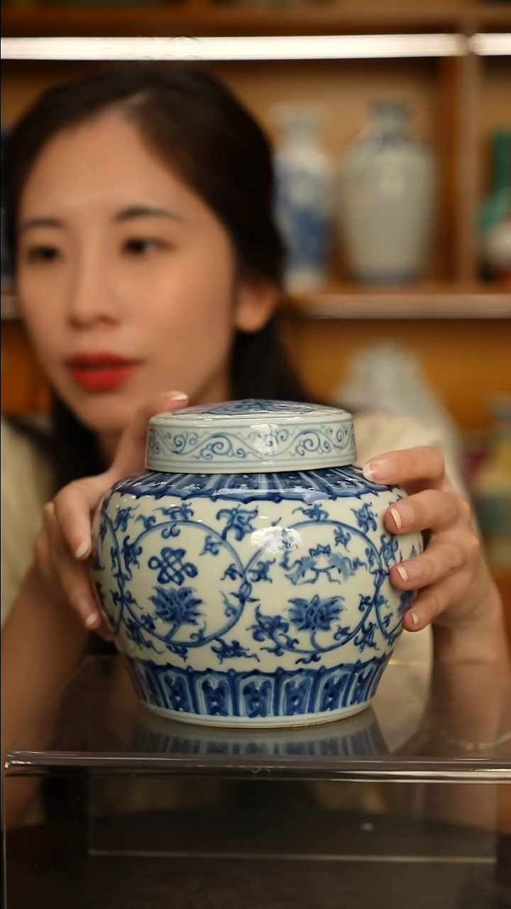 仿清瓷青花缠枝莲纹天字罐一只