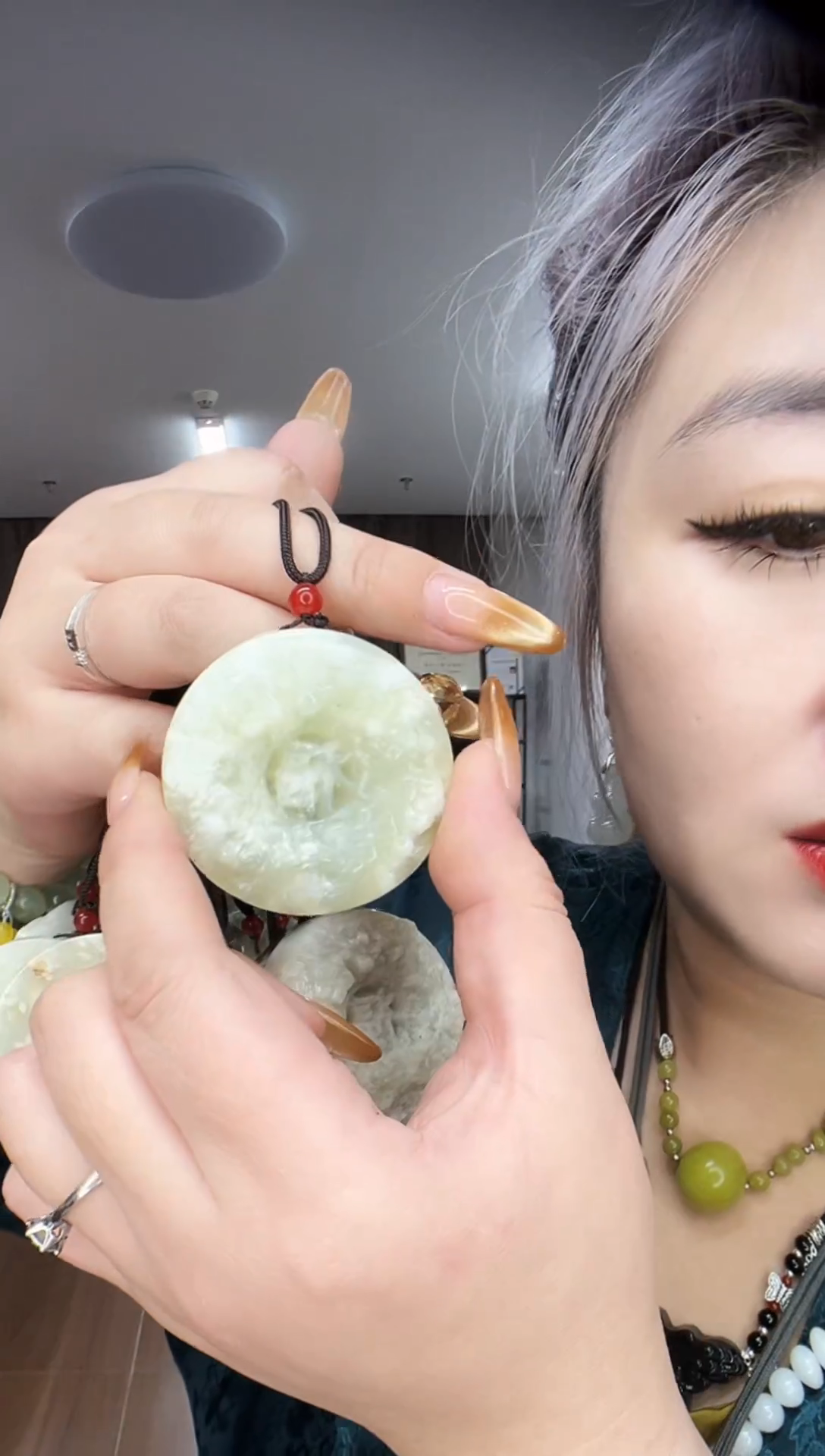 未镶嵌岫玉颈饰多样性发一