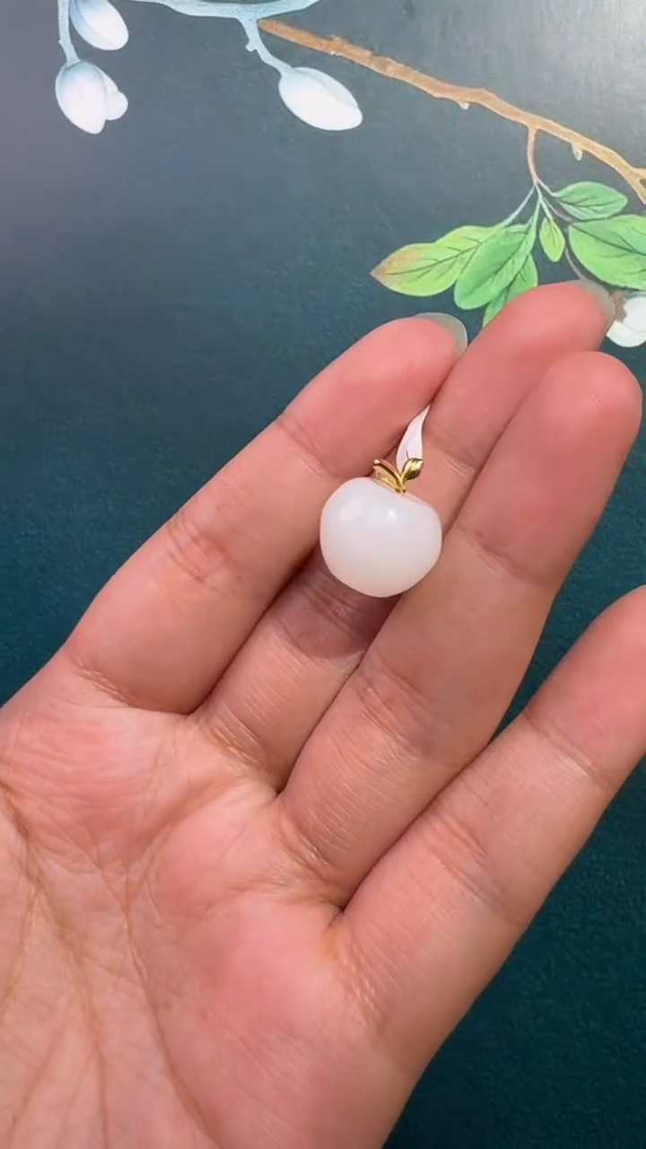 颈饰18K金镶嵌和田玉吊坠