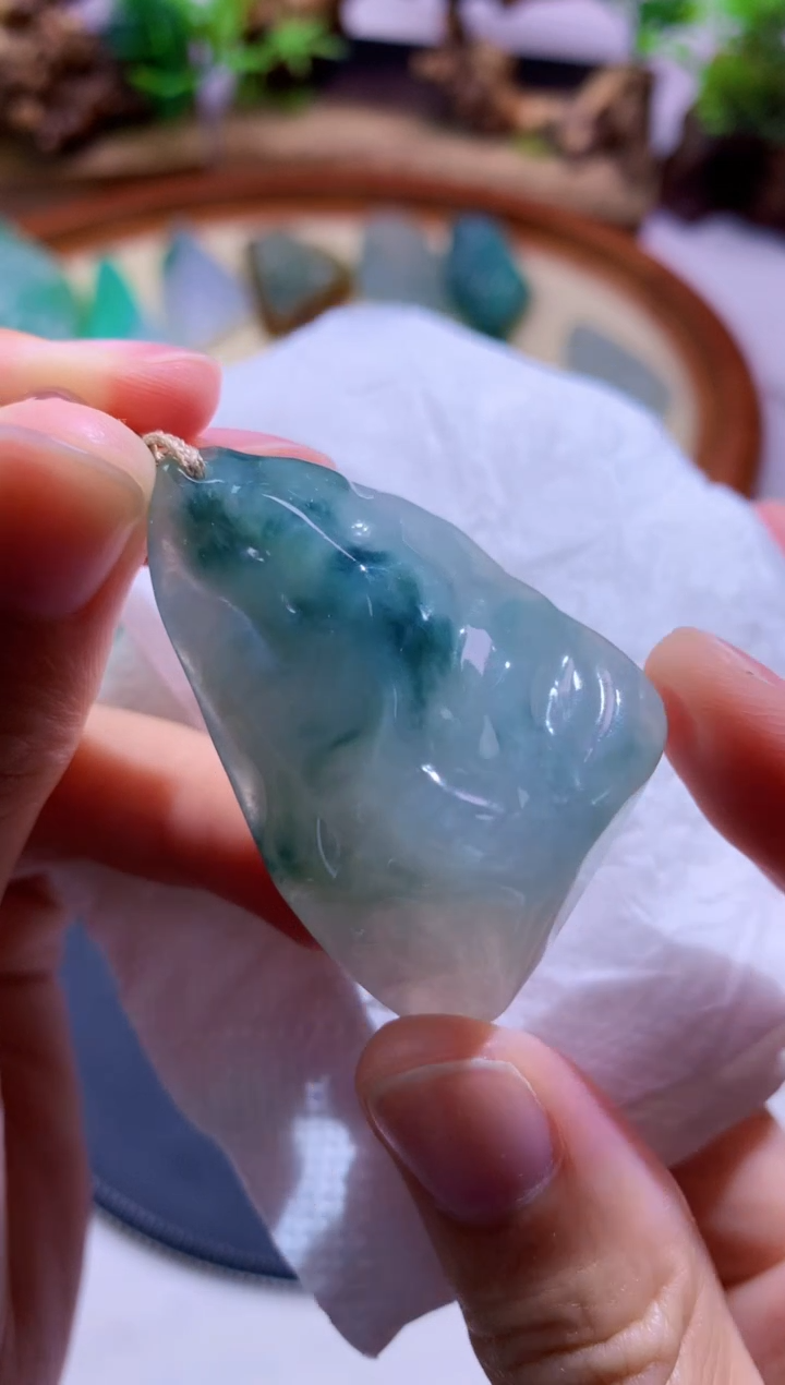 翡翠未镶嵌颈饰         