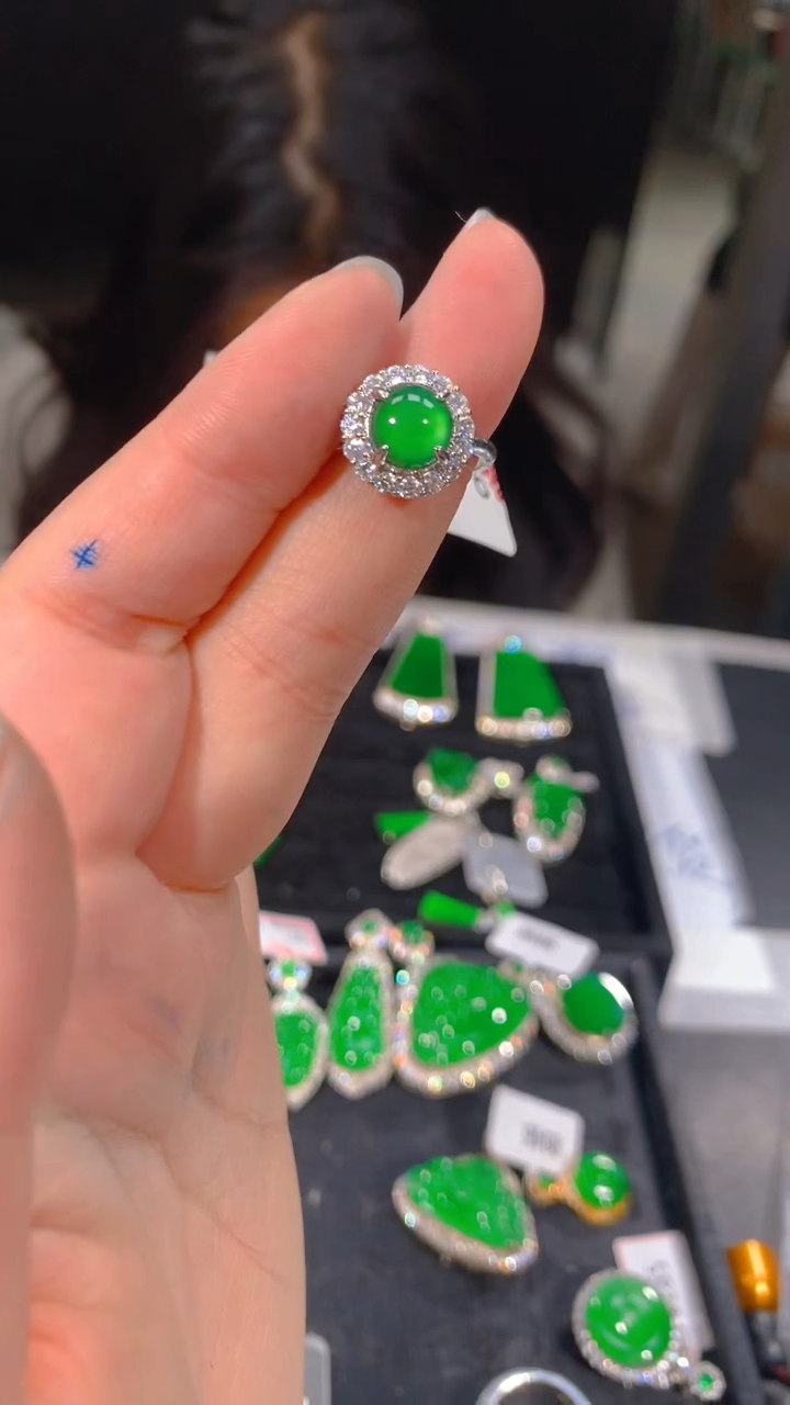 【闪购商品】定制翡翠未镶嵌90定制翡翠，多样性发货（发其一）